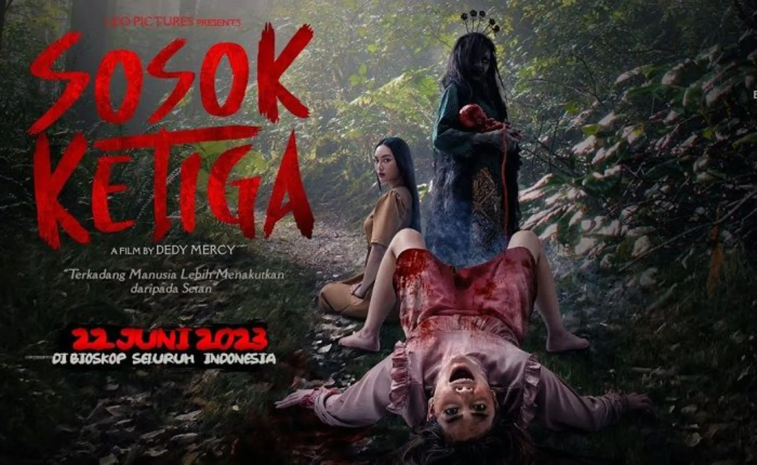 Poster film horor "Sosok Ketiga", menampilkan wanita terkapar dan sosok seram di hutan gelap.