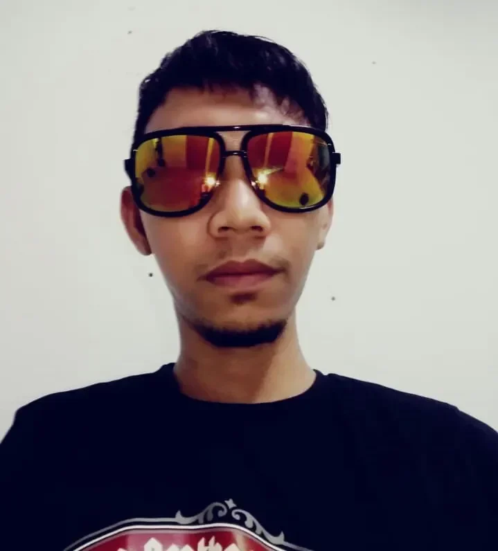 Potret Naufal Takdir Al Bari, pesenam muda Indonesia, mengenakan kacamata hitam reflektif.