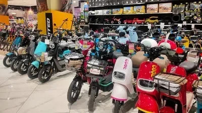 Deretan sepeda listrik berbagai warna dan model dipamerkan di Transmart.