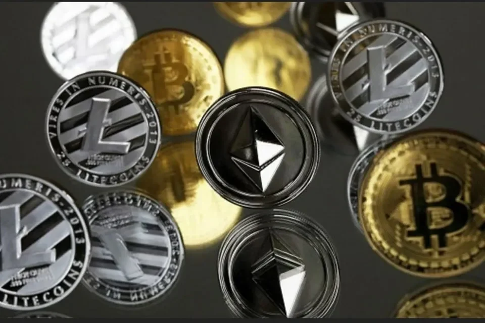 Tumpukan koin aset kripto seperti Bitcoin, Ethereum, dan Litecoin.