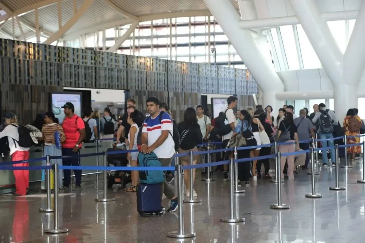 Wisatawan India ramai di bandara, bersiap menuju Bali.