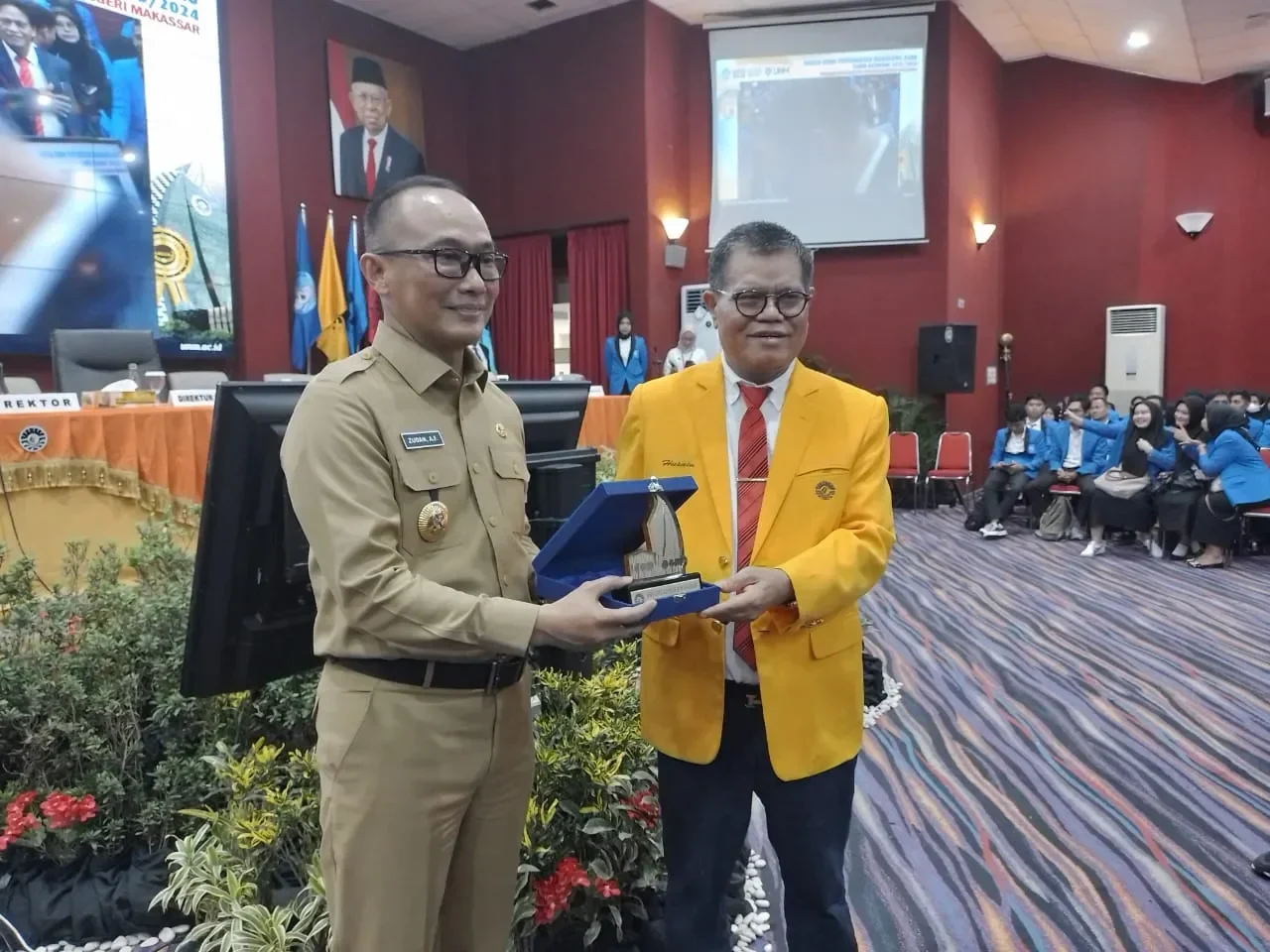 Rektor UNM serahkan cinderamata pada pembukaan Studium Generale Magister dan Doktor Informatika.