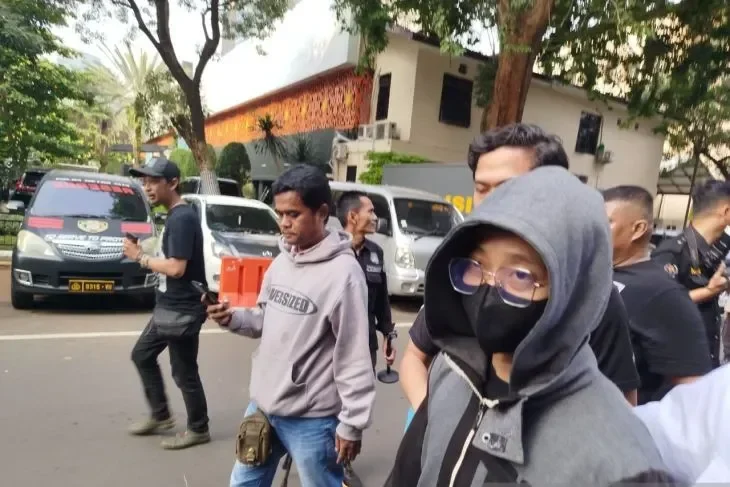 Pelaku pencabulan dan korban dibawa oleh petugas kepolisian usai terbongkarnya kasus.