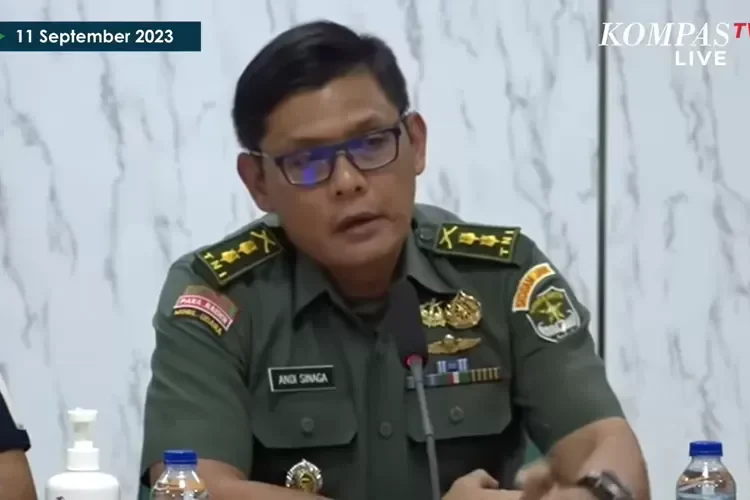 Sosok berseragam TNI dengan kacamata berbicara di depan mikrofon.