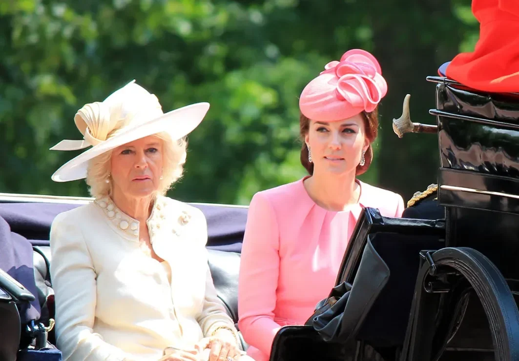 Ratu Camilla dan Kate Middleton mengenakan topi mewah di acara kerajaan.