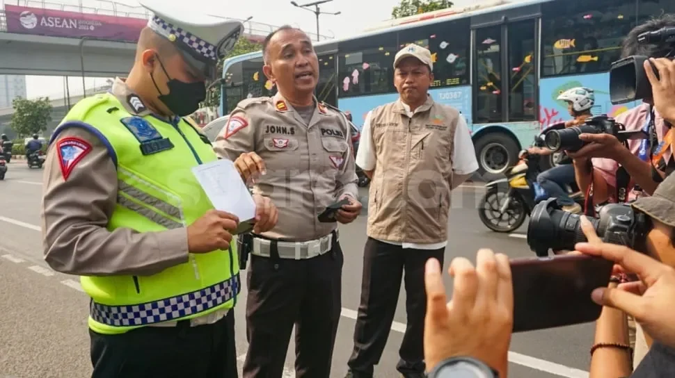 Petugas kepolisian dan Dishub gelar pemeriksaan kendaraan rutin yang menilang komedian Sule.