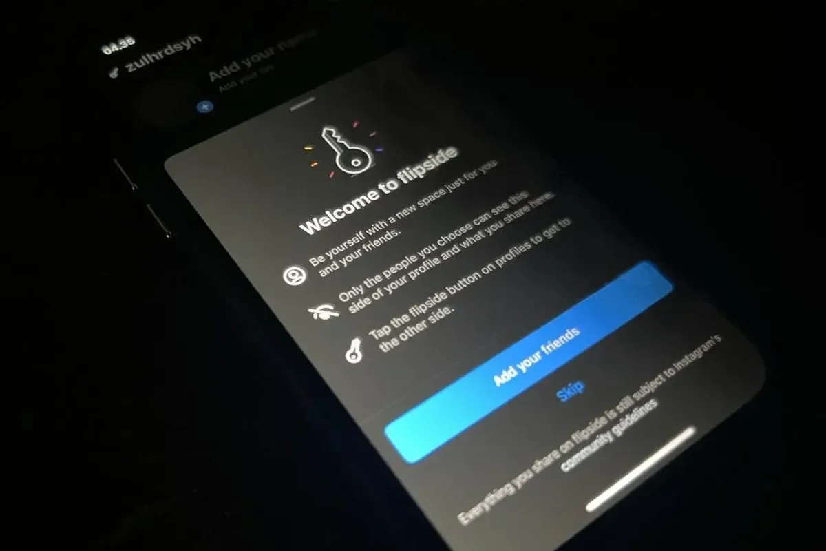 Tampilan ponsel menampilkan antarmuka aplikasi "Flipside" dengan deskripsi fitur.