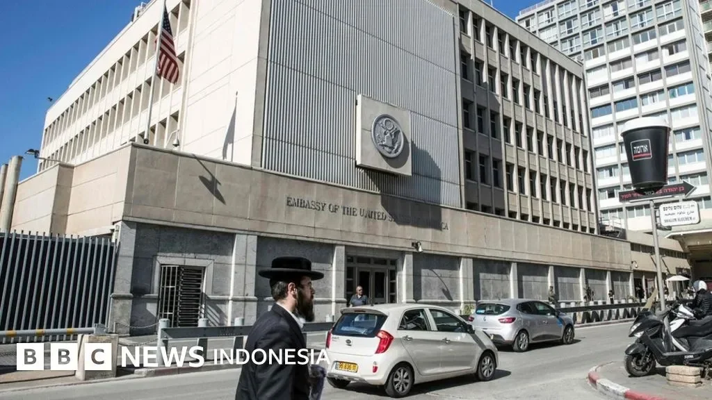 Gedung Kedutaan Besar Amerika Serikat di Tel Aviv, Israel, tampak dari jalan.