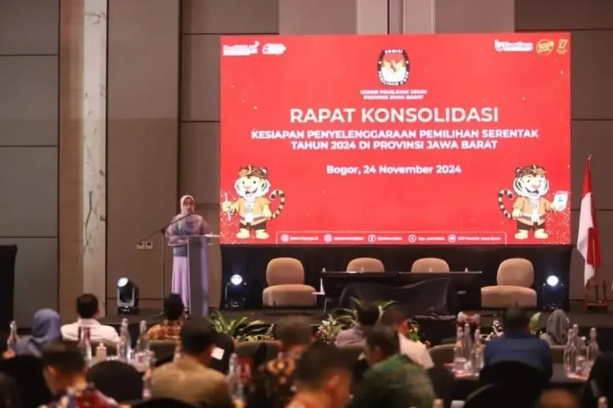 Pembicara di depan layar besar menampilkan "Rapat Konsolidasi Kesiapan Penyelenggaraan Pemilihan Serentak Tahun 2024".