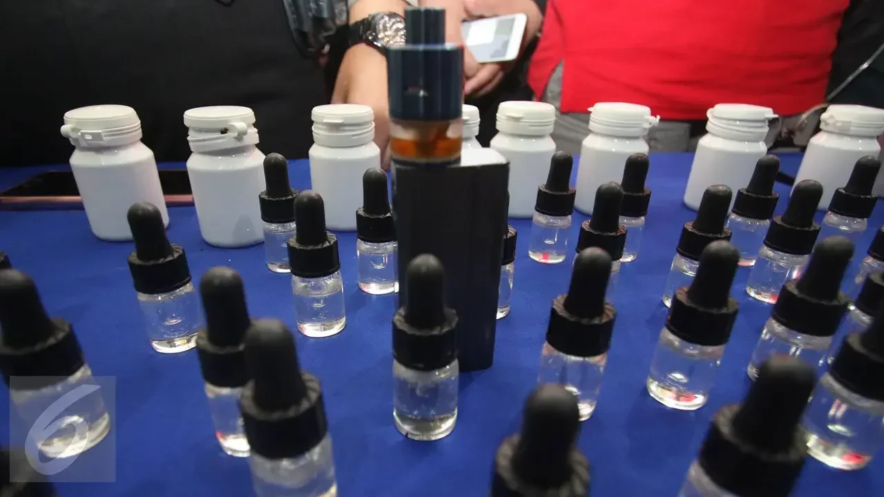Botol-botol kecil berisi cairan bening dan alat vaping dipamerkan.