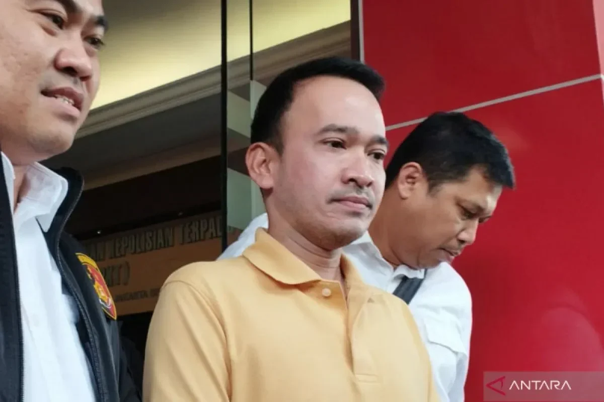 Terduga pelaku pencurian estafet di Halte Transjakarta Rasuna Said ditahan polisi.