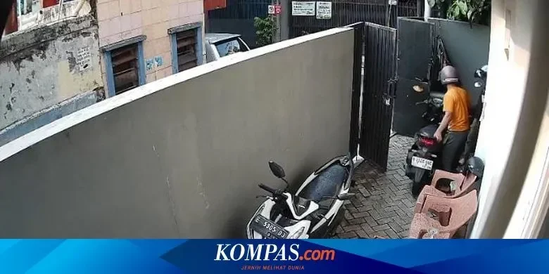 Rekaman CCTV pelaku pencurian dua Honda Beat dari indekos di Kebon Jeruk, Jakarta.