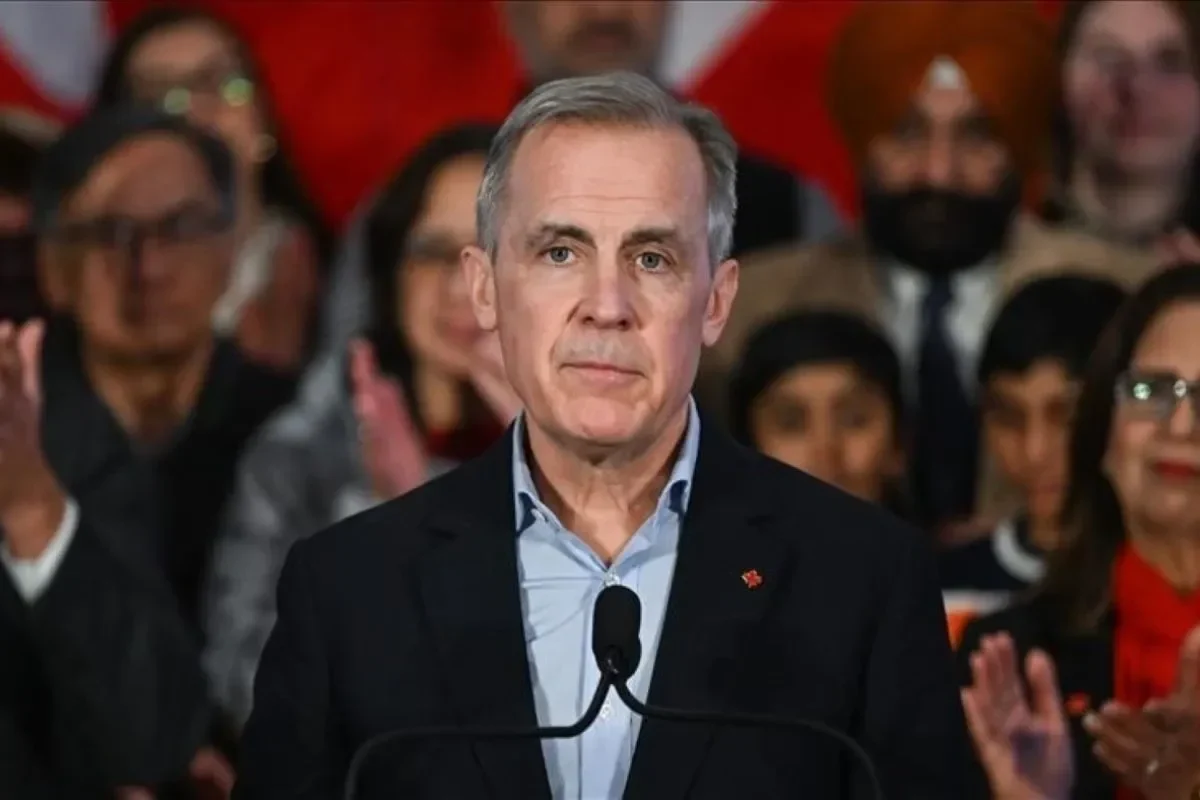 Perdana Menteri Kanada Mark Carney berbicara di depan mikrofon saat pertemuan bilateral.