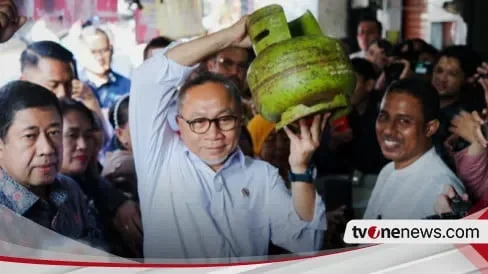Menteri Zulkifli Hasan angkat tabung gas LPG, dikelilingi orang lain.