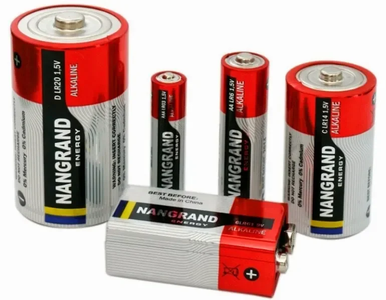 Ilustrasi baterai alkaline, menyimbolkan konsumsi daya cepat yang dialami pengguna iPhone.