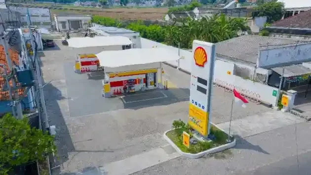 SPBU Shell terlihat sepi dan kosong, cerminan kelangkaan BBM di gerai swasta.