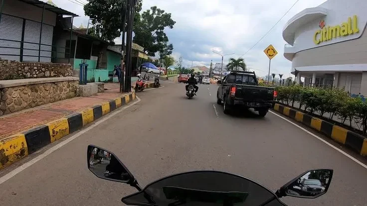 bella hadid bikin heboh baru seminggu dirawat karena lyme langsung tampil di paris portal berita terbaru