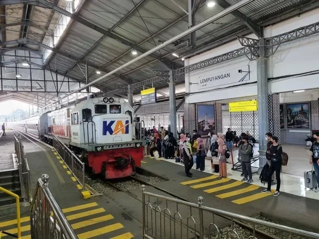 bikin geger kawanan sapi invasi stasiun kereta di wales penumpang auto ngakak tapi kena delay berjam jam portal berita terbaru