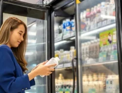 Bikin Heboh! Influencer China Ini Viral Karena Kelakuan ‘Hemat’ di Jepang: Keramas di Wastafel Umum & Borong Gratisan?