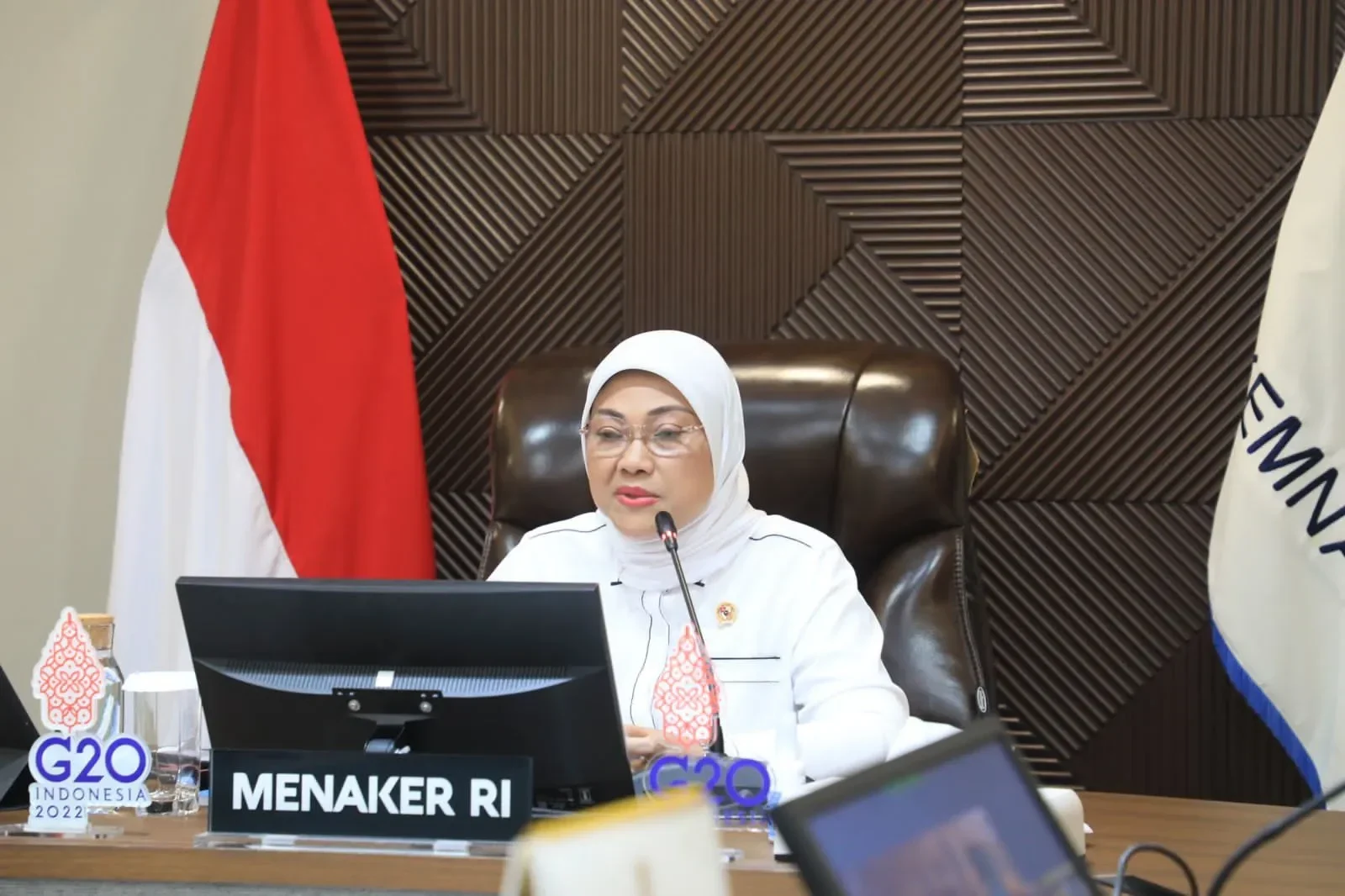 Menaker Yassierli berbicara dalam Sarasehan Pengawasan Ketenagakerjaan, transformasi pengawasan K3 ditekankan.
