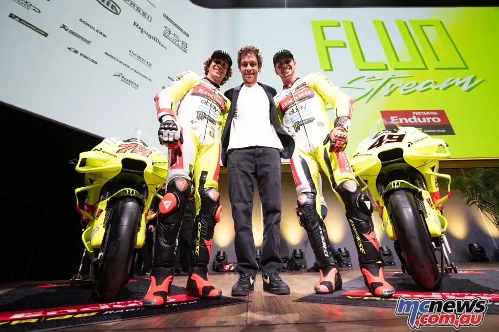 Morbidelli, Valentino Rossi, dan Di Giannantonio berpose bersama motor Pertamina Enduro VR46.