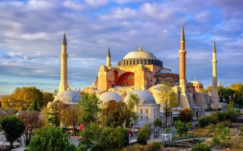 bukan cuma di istanbul ini kisah hagia sophia iznik masjid aktif yang pikat wisatawan portal berita terbaru