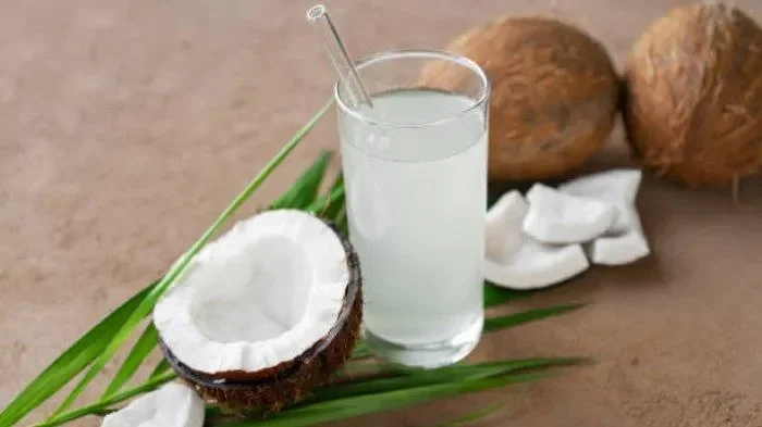 bukan cuma segar 7 kelompok ini wajib minum air kelapa dingin tiap hari portal berita terbaru