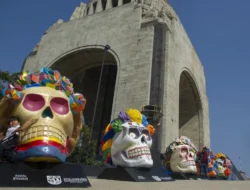 Bukan Horor! Patung Kerangka Raksasa di Atlixco Pukau Wisatawan Rayakan Hari Kematian