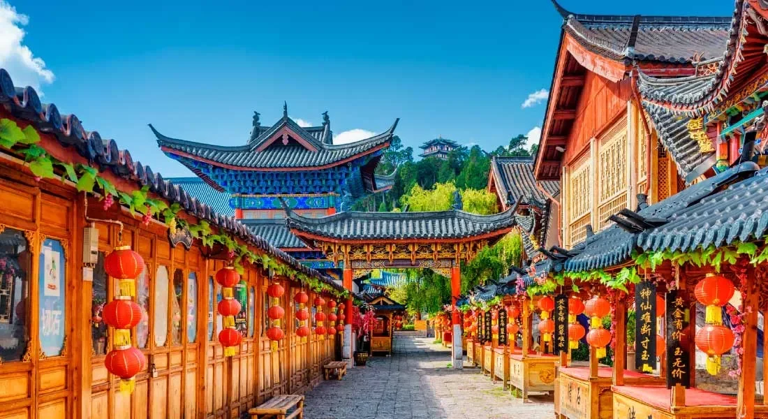 Arsitektur tradisional China dengan lampion merah, simbol budaya dan kontrol pemerintah.