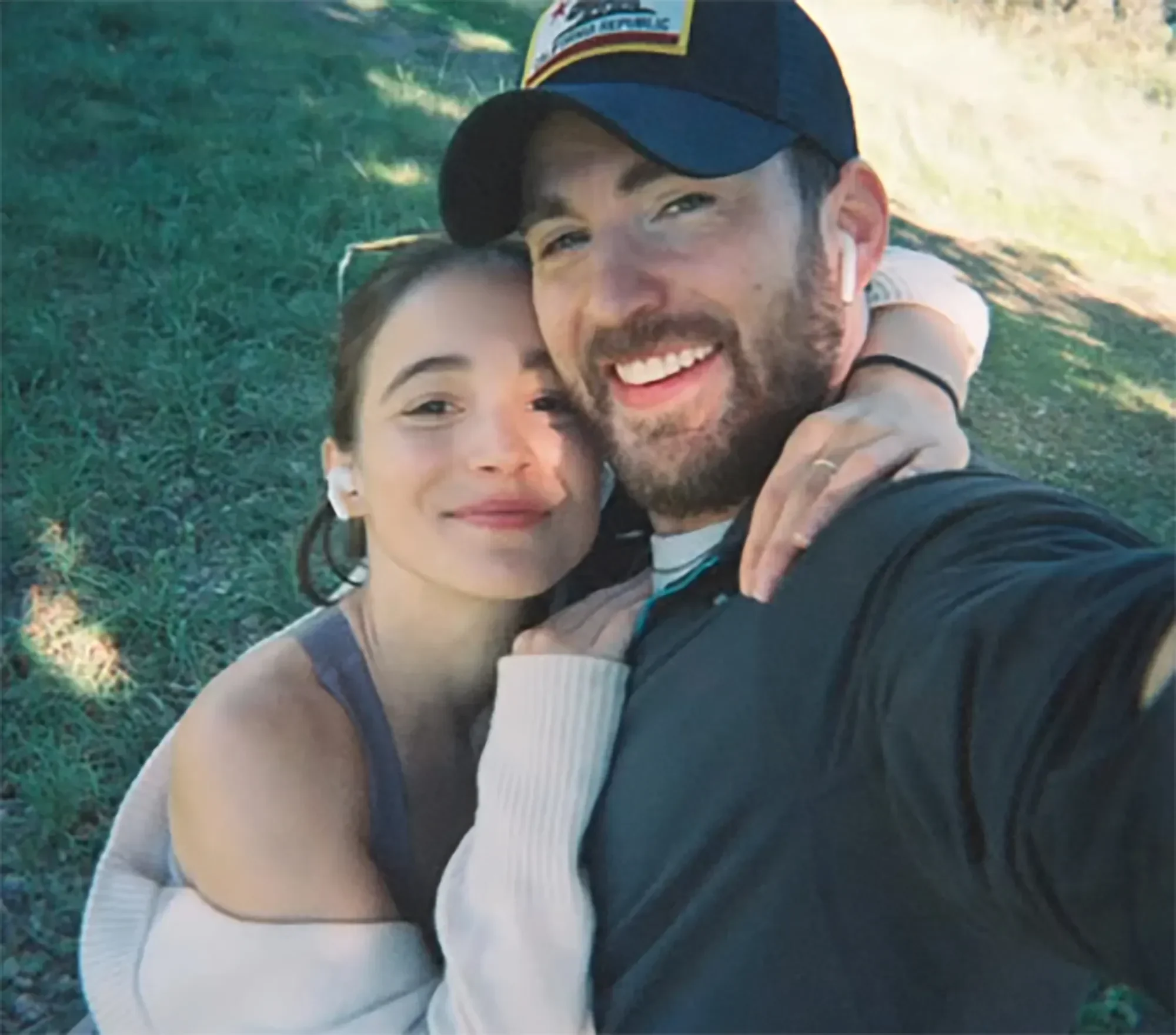 dari captain america jadi ayah chris evans dan alba baptista sambut kelahiran anak perempuan pertama portal berita terbaru