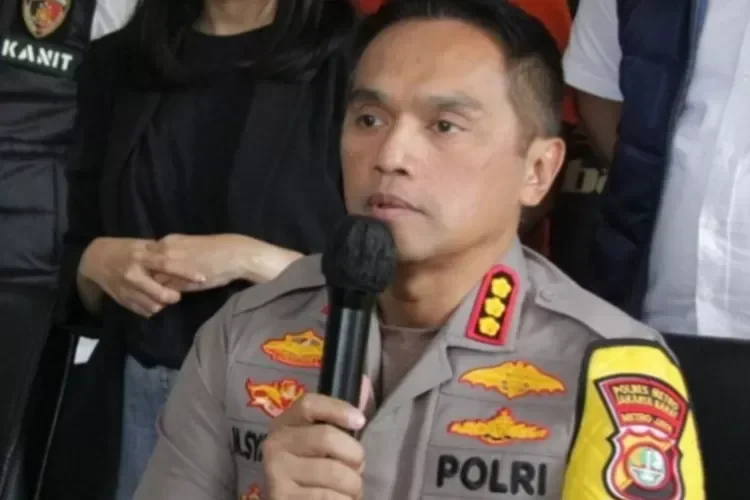 Kapolsek Kebon Jeruk memberikan keterangan pers terkait kasus penikaman lansia.