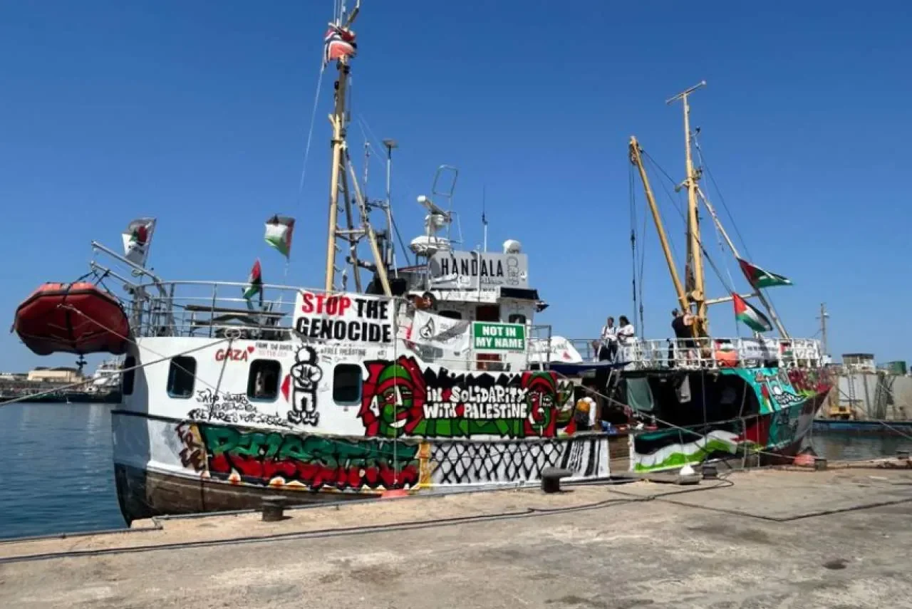 detik detik menegangkan kapal kemanusiaan nekat terobos blokade gaza israel siaga penuh portal berita terbaru