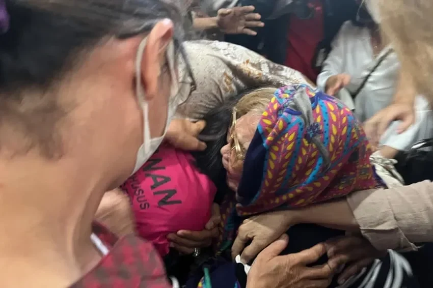 Ibunda Vadel Badjideh pingsan usai vonis dibacakan, keluarga berusaha menolong di pengadilan.