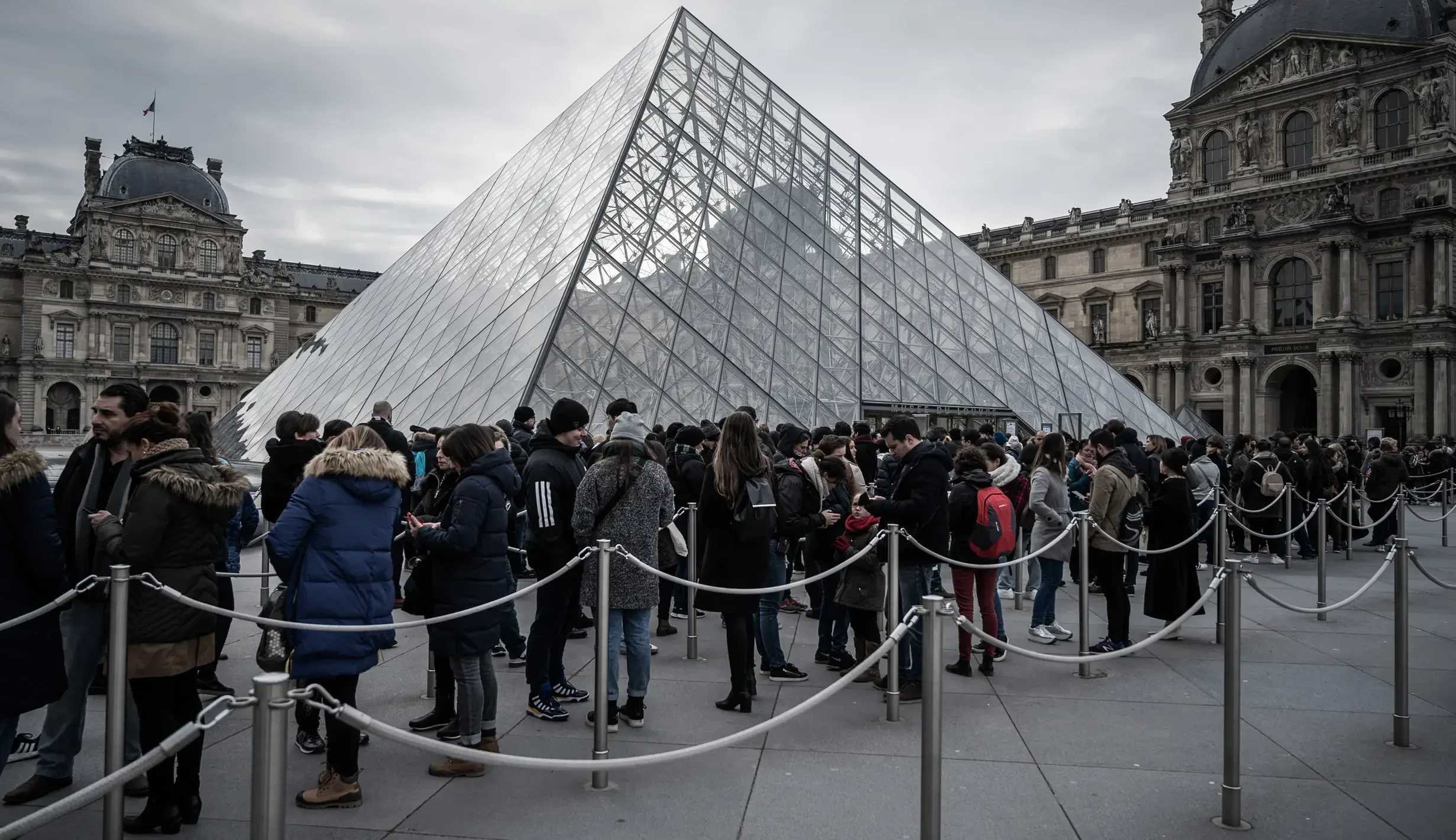 drama louvre setelah geger perampokan museum paling ikonik dunia kembali dibuka portal berita terbaru