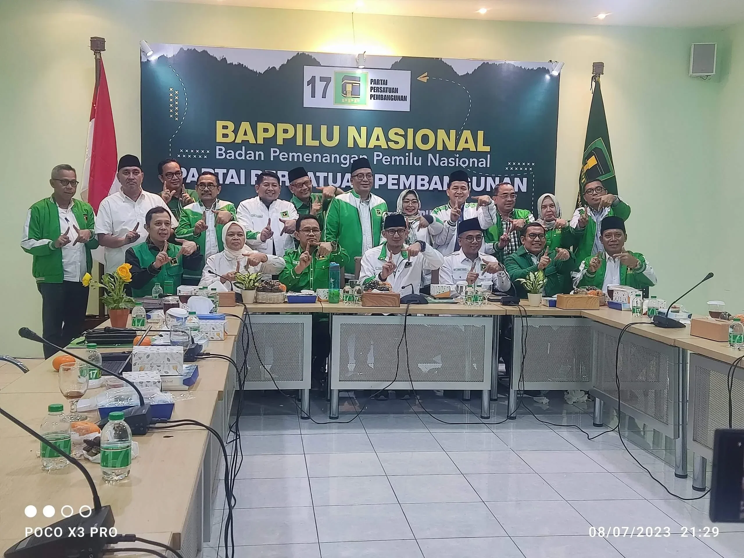 Jajaran pengurus PPP dari kubu Agus Yasin menunjukkan gestur simbolis saat konferensi pers.
