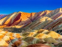 Gak Nyangka! China Punya Bukit Pelangi Asli yang Bikin Kamu Lupa Diri di Geopark Zhangye