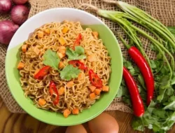Gak Perlu Khawatir Lagi! Ini 5 Trik Jitu Bikin Mi Instan Favoritmu Jadi Lebih Sehat dan Bergizi