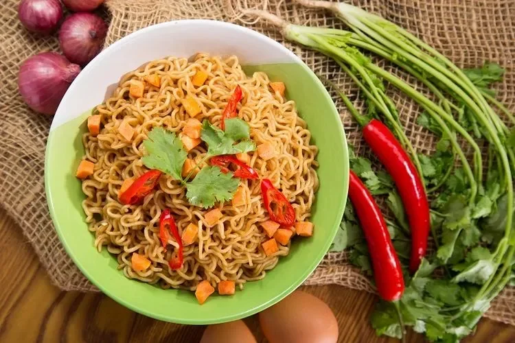 gak perlu khawatir lagi ini 5 trik jitu bikin mi instan favoritmu jadi lebih sehat dan bergizi portal berita terbaru