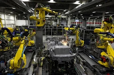 Proses produksi mobil listrik Geely di fasilitas Handal Indonesia Motor, Purwakarta.