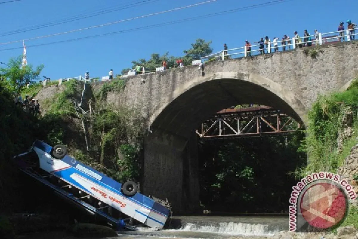 geger argentina bus maut terjun dari jembatan di hari pemilu 9 tewas 30 luka luka portal berita terbaru