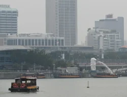 Geger! Asap Hitam Membumbung dari Puncak Marina Bay Sands, Ternyata Ini Pemicunya!