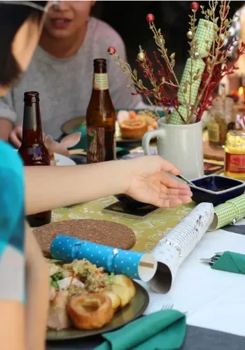 Meja makan dengan makanan, minuman, dan dekorasi.