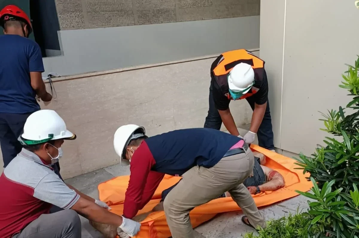 geger jakarta wna china tewas misterius dari lantai 35 apartemen ancol ini kata polisi portal berita terbaru