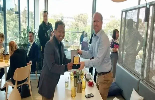 Pertukaran plakat antara Cyber University dan UiTM saat kerja sama berlangsung.