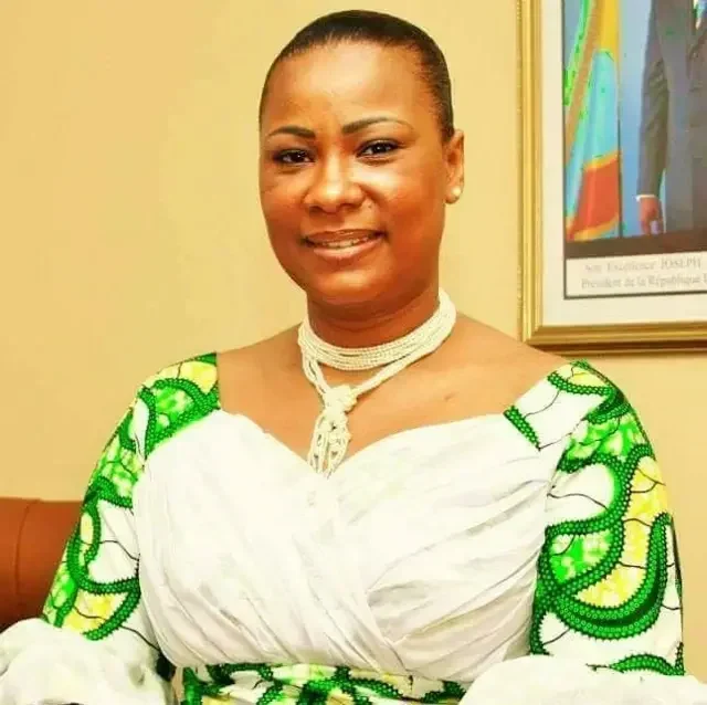 Ibu Negara Republik Demokratik Kongo mengenakan gaun tradisional dan kalung mutiara.