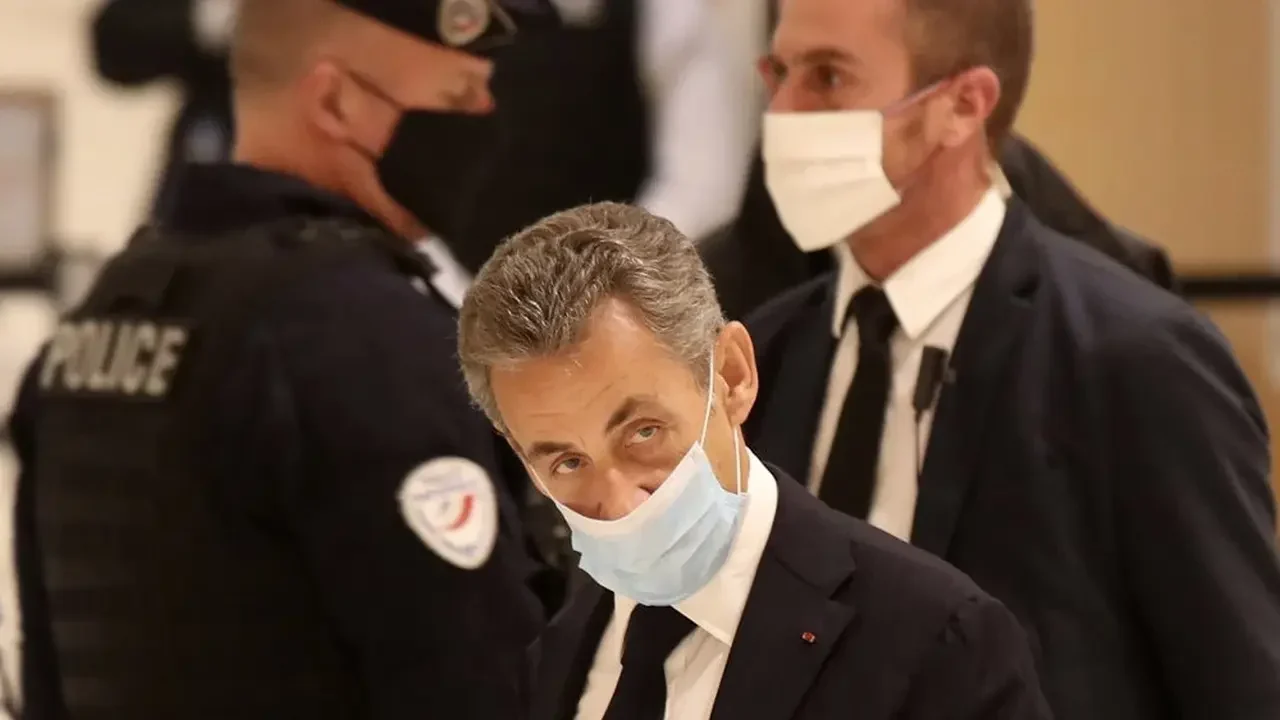 geger prancis nicolas sarkozy resmi dipenjara eks presiden pertama yang rasakan dinginnya sel portal berita terbaru