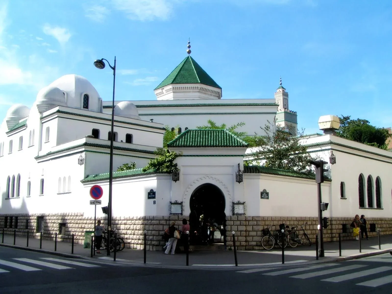 Masjid putih dengan kubah hijau di Clermont-Ferrand, Prancis.