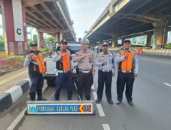 Geger! Puluhan Ranjau Paku Ditemukan di Jalan DI Panjaitan, Petugas Gabungan Bergerak Cepat Amankan Pengendara!