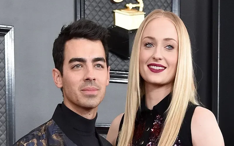 geger sophie turner dan chris martin dikabarkan pacaran ini awal mula kedekatan tak terduga mereka portal berita terbaru