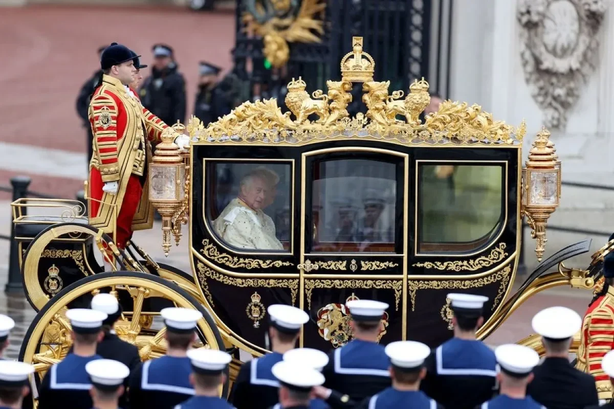 geger vatikan raja charles iii pecahkan tradisi 500 tahun doa bareng paus leo portal berita terbaru